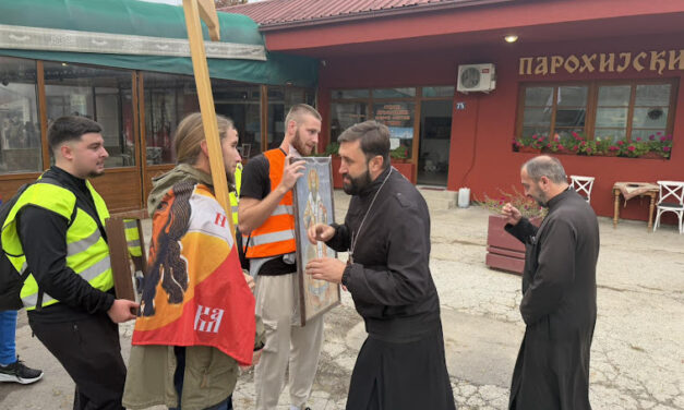 Zaklatta és a szakállát is megráncigálta az egyetemistákat befogadó papnak a polgármester