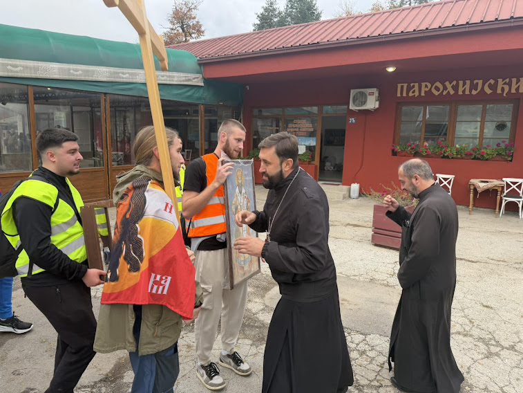 Zaklatta és a szakállát is megráncigálta az egyetemistákat befogadó papnak a polgármester