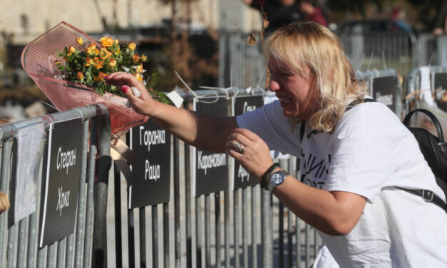 „Dijana, Újvidék veled van” – Szívszorító drónfelvétel a polgári gyűlések performanszáról