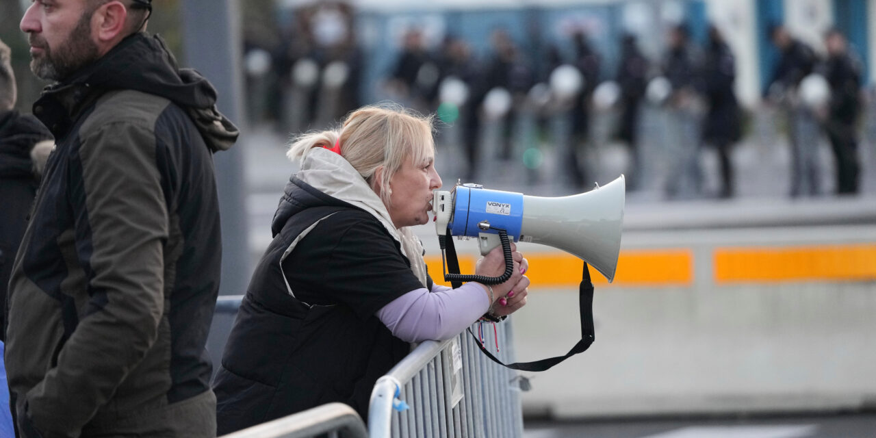 Két szembenálló tüntetés egy helyen Belgrádban