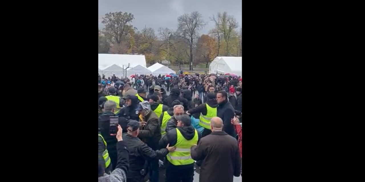 Az ellenzéki pártok képviselői áttörték Ćacilendet és a főbejáraton mentek be a parlamentbe