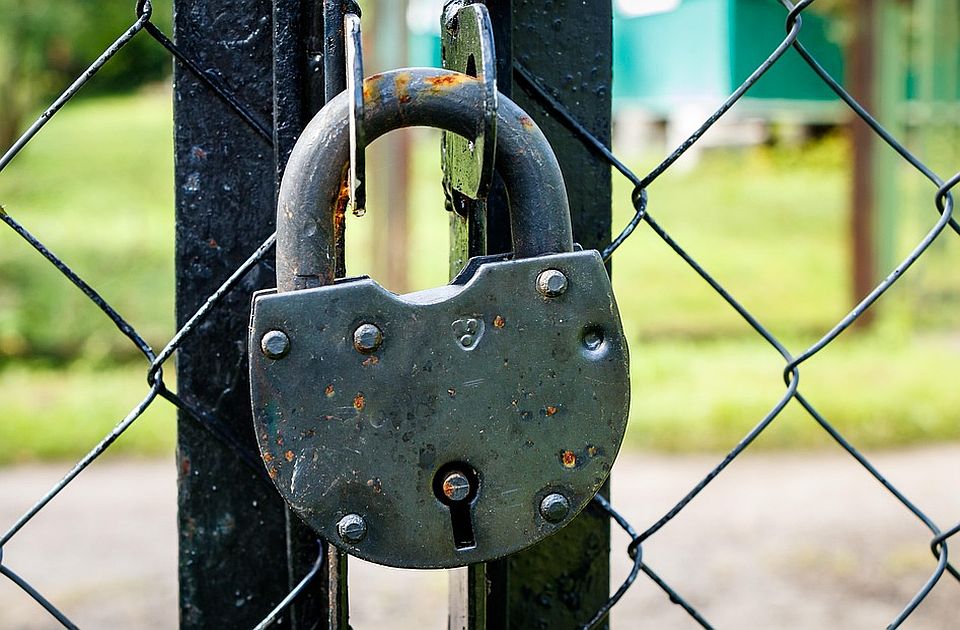 <span class="entry-title-primary">Újabb gyár zárt be, ráadásul négyhavi bérrel tartozik az alkalmazottaknak</span> <span class="entry-subtitle">2020-ban 1,7 millió dinár állami támogatást kapott</span>