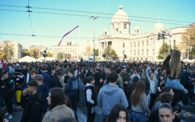 Középiskolások százai érkeztek a köztársasági képviselőház elé