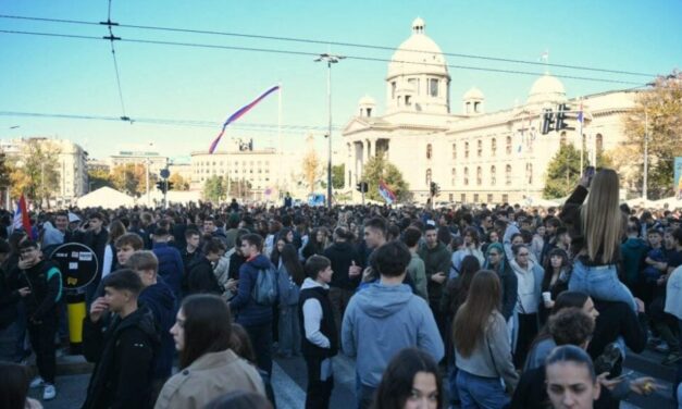 Középiskolások százai érkeztek a köztársasági képviselőház elé