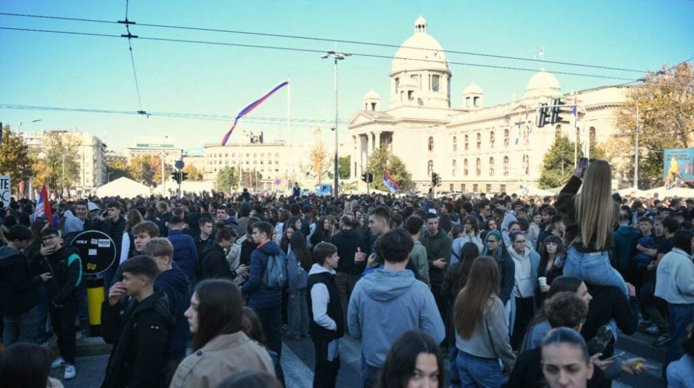 Középiskolások százai érkeztek a köztársasági képviselőház elé