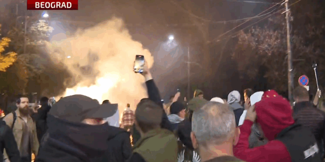 <span class="entry-title-primary">Vučić nyugalomra inti a híveit, szerinte az édesanyát támogató polgárok „embereket akartak felgyújtani”</span> <span class="entry-subtitle">Az államfő szerint a Pionír park a "szabadság szimbóluma"</span>