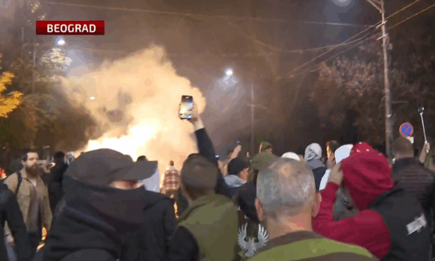 Vučić nyugalomra inti a híveit, szerinte az édesanyát támogató polgárok „embereket akartak felgyújtani”