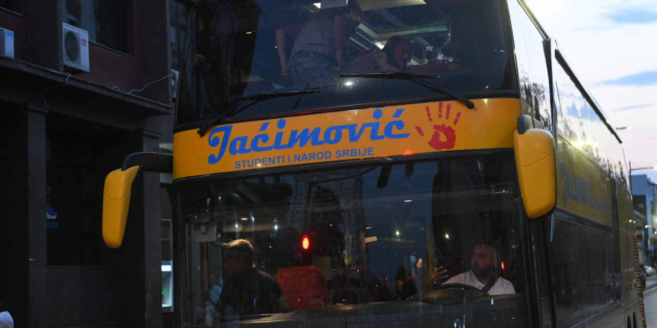 Beavatkozott a rendőrség Belgrádban, letartóztatták az egyetemistákat szállító fuvarost