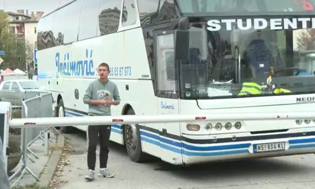 Jaćimović visszakapta az egyik autóbuszát, rögtön a tartományi székház elé hajtotta