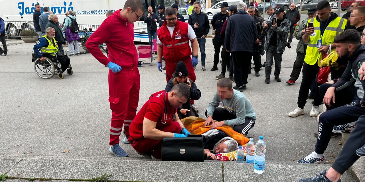 Jaćimovićhoz mentőt kellett hívni, a Demokrata Párt elnöke odabilincselte magát az autóbuszhoz