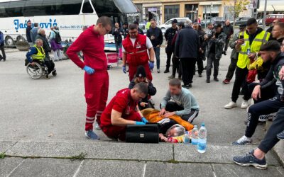 Jaćimovićhoz mentőt kellett hívni, a Demokrata Párt elnöke odabilincselte magát az autóbuszhoz