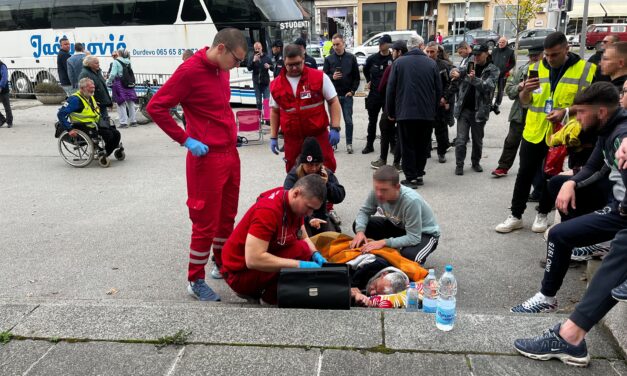 Jaćimovićhoz mentőt kellett hívni, a Demokrata Párt elnöke odabilincselte magát az autóbuszhoz
