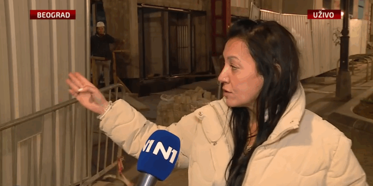 Anyára és gyermekére zuhant egy építkezés bádogkerítése Belgrádban