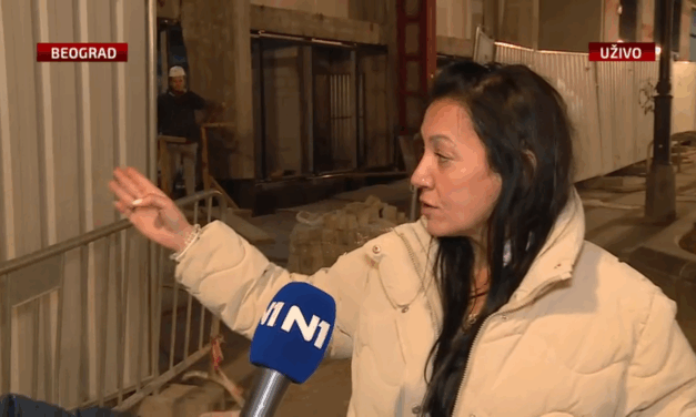 Anyára és gyermekére zuhant egy építkezés bádogkerítése Belgrádban