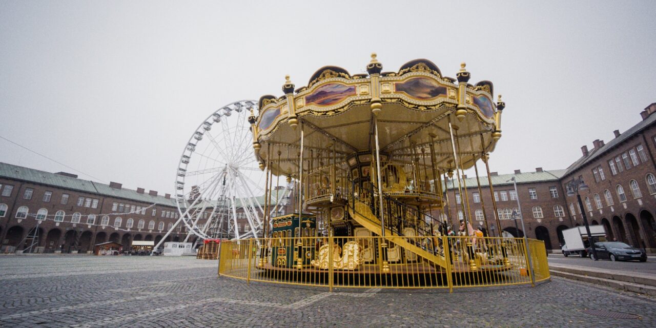 Emeletes körhinta is van a szegedi Dóm-téren