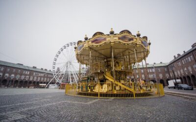 Emeletes körhinta is van a szegedi Dóm-téren