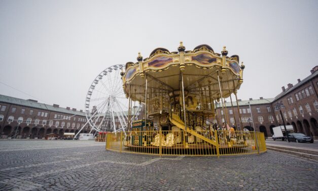 Emeletes körhinta is van a szegedi Dóm-téren