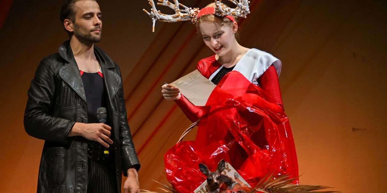 <span class="entry-title-primary">Véget ért a Desiré, de az élet tovább pezseg a Kosztolányi Színházban!</span> <span class="entry-subtitle">A KDSZ decemberi játékrendje</span>