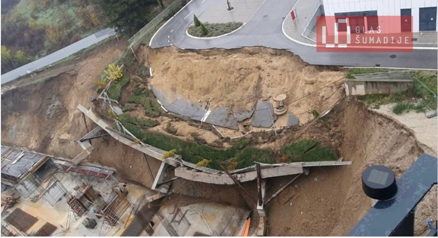 Építőmérnök: A földcsuszamlás miatt veszélyben vannak a környező épületek és a Kiválósági Központ is