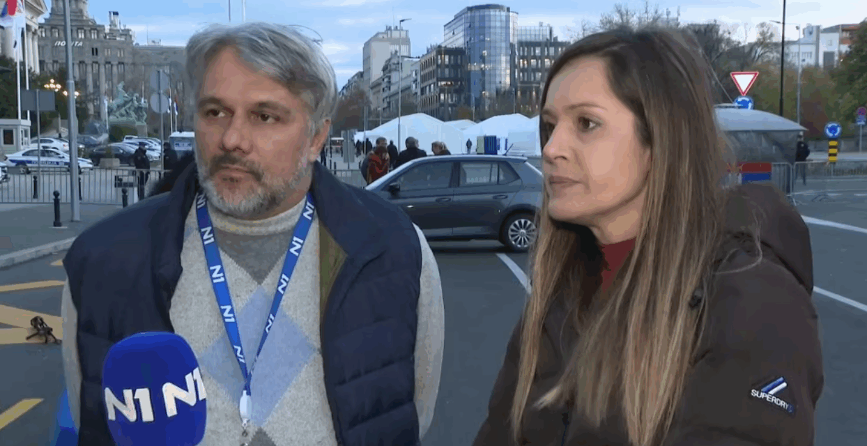 Vučić előbb elítélte az N1 forgatócsoportja elleni támadást, majd sértegetni kezdte őket