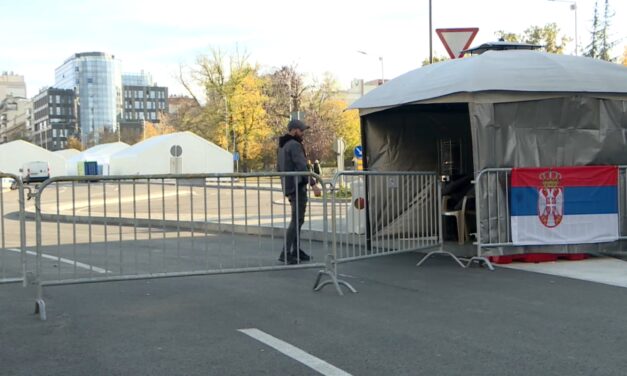 Tepić: Rákapcsolták Ćacilendet a közvilágításra, ezek a bűnözők már az áramot is lopják (Videó)