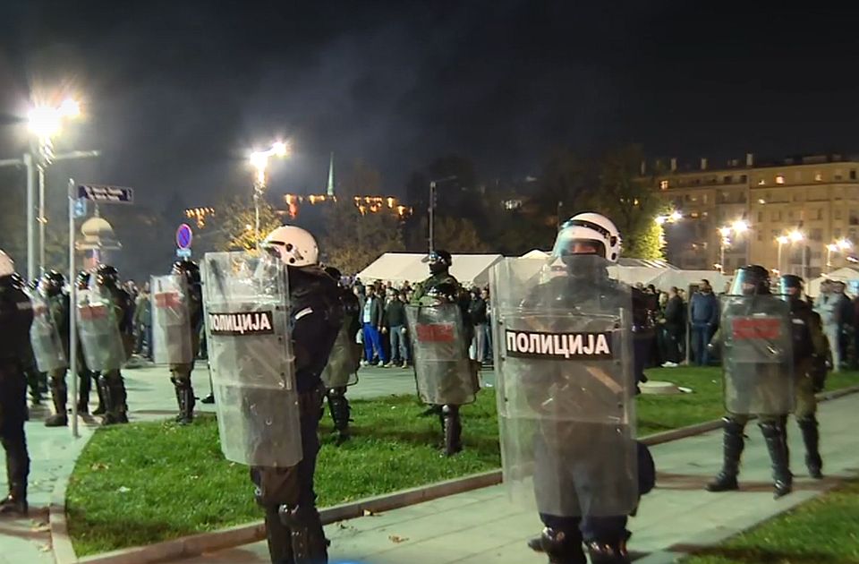 Brnabić fasisztáknak, Vučić gyáváknak nevezte a tüntető polgárokat