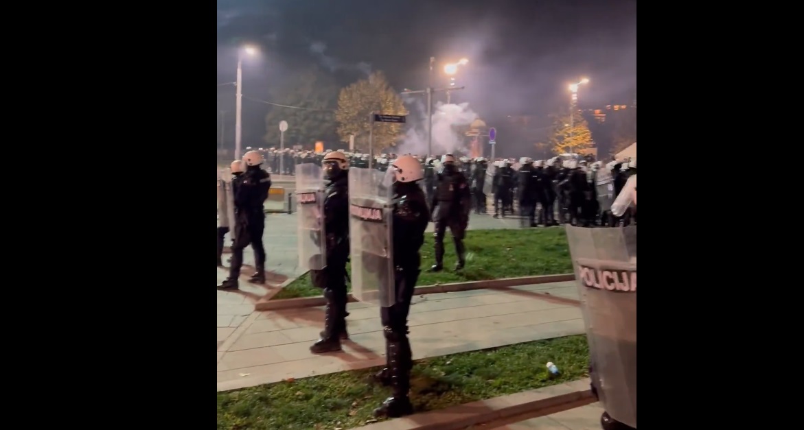 Incidens a fővárosban, pirotechnikai eszközök repülnek a Ćacilendből