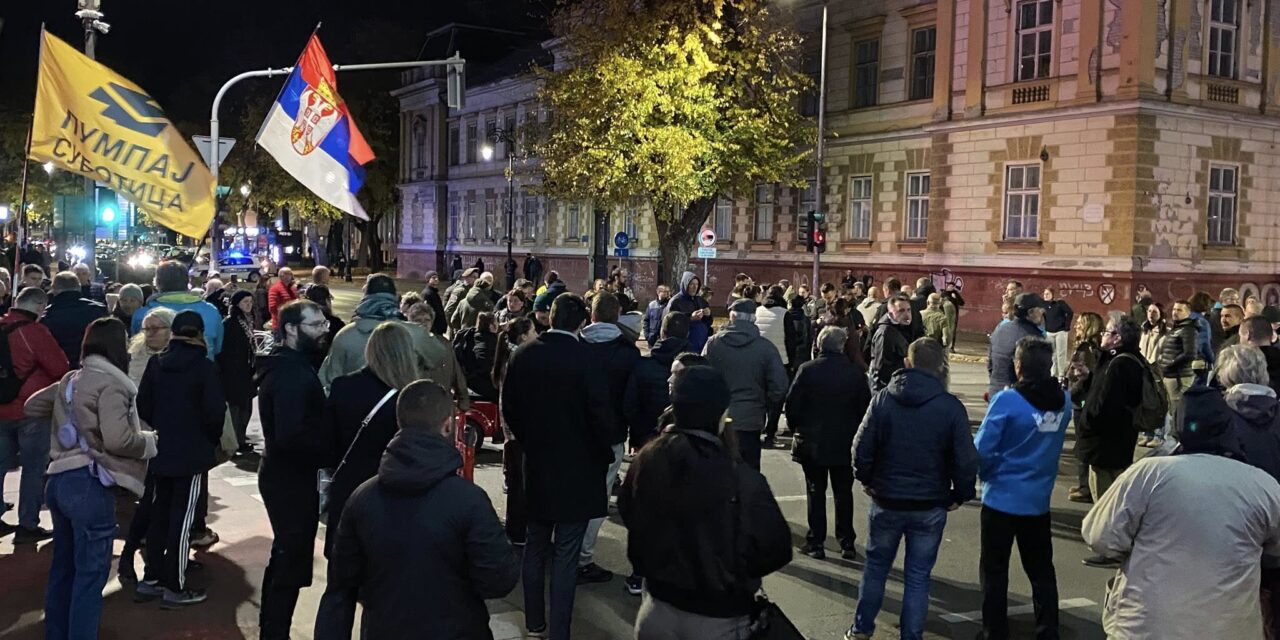 A polgárok ismét a Pátriához vonultak, forgalmi dugó van a Majsai-híd irányába