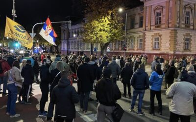 A polgárok ismét a Pátriához vonultak, forgalmi dugó van a Majsai-híd irányába