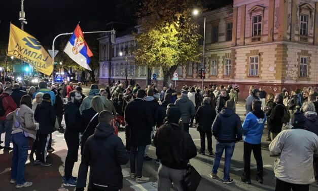 A polgárok ismét a Pátriához vonultak, forgalmi dugó van a Majsai-híd irányába