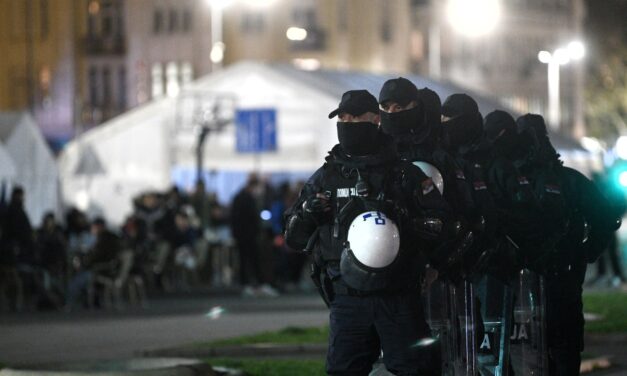 Ćacilend sátorlakói újabb incidenst provokáltak, nőket is megtámadtak (Videó)