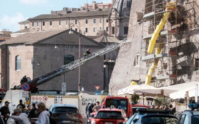 Összedőlt egy középkori torony Rómában, több sérült is van (Videó)