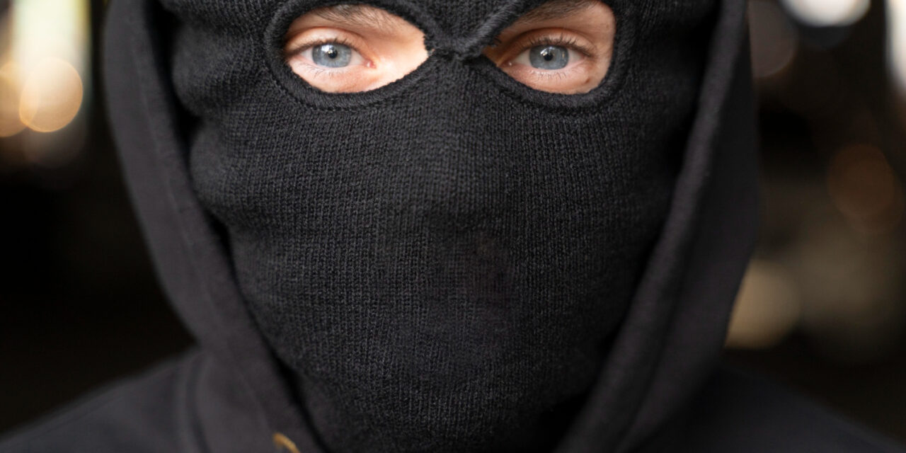 Füstbombákat dobtak a gimnázium tanulóira