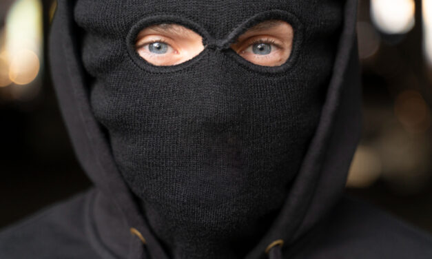 Füstbombákat dobtak a gimnázium tanulóira