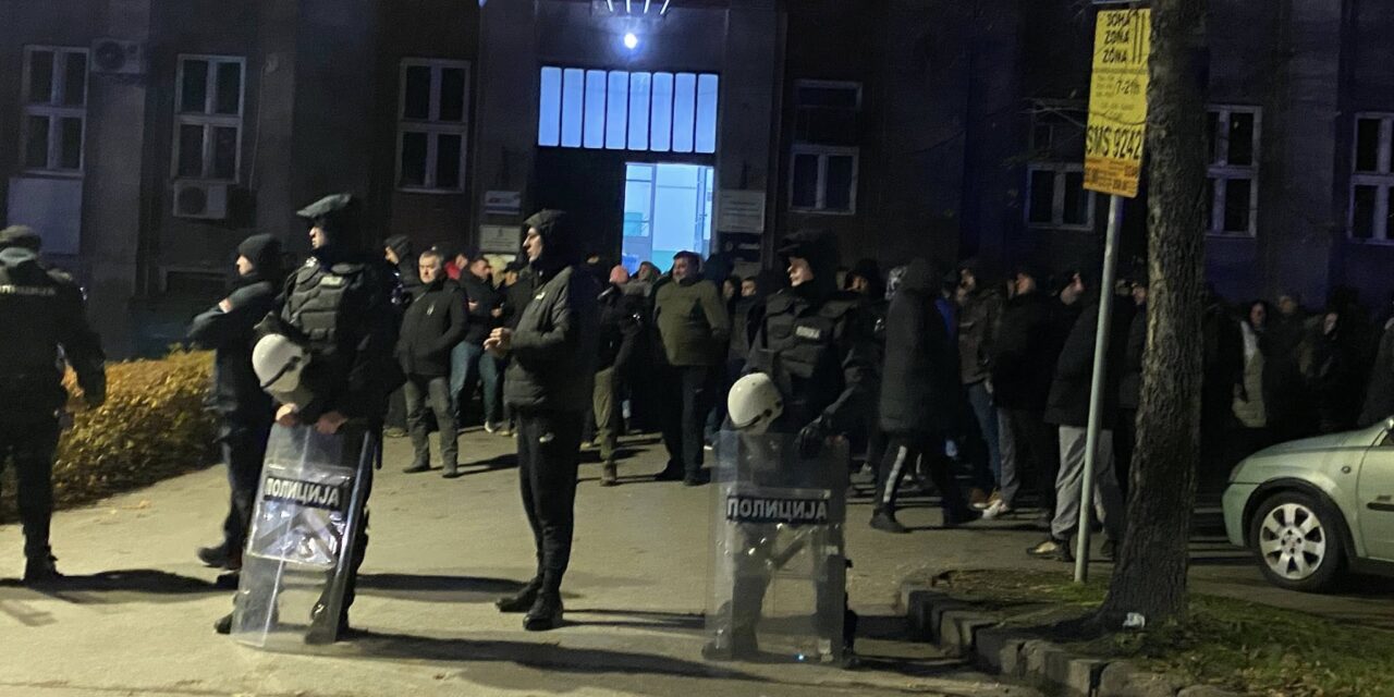 Rendőrkordon a haladók és a tüntetők között Szabadkán