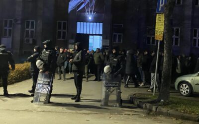 Rendőrkordon a haladók és a tüntetők között Szabadkán