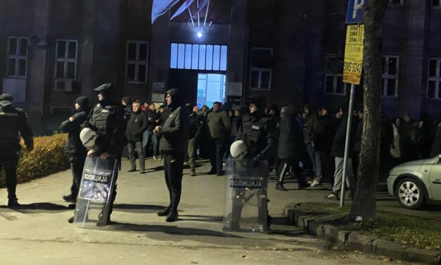 Rendőrkordon a haladók és a tüntetők között Szabadkán