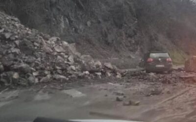 Hatalmas szikla zuhant egy közlekedésben résztvevő autóra