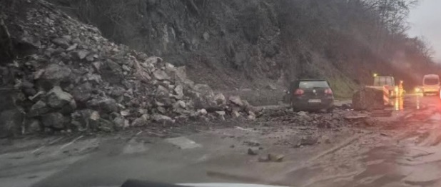Hatalmas szikla zuhant egy közlekedésben résztvevő autóra