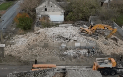 Veszélyeztette a járókelőket, porig rombolták a titeli evangélikus templomot (Videóval)