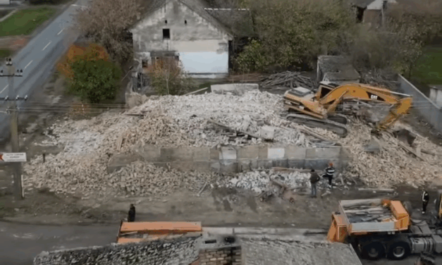 Veszélyeztette a járókelőket, porig rombolták a titeli evangélikus templomot (Videóval)