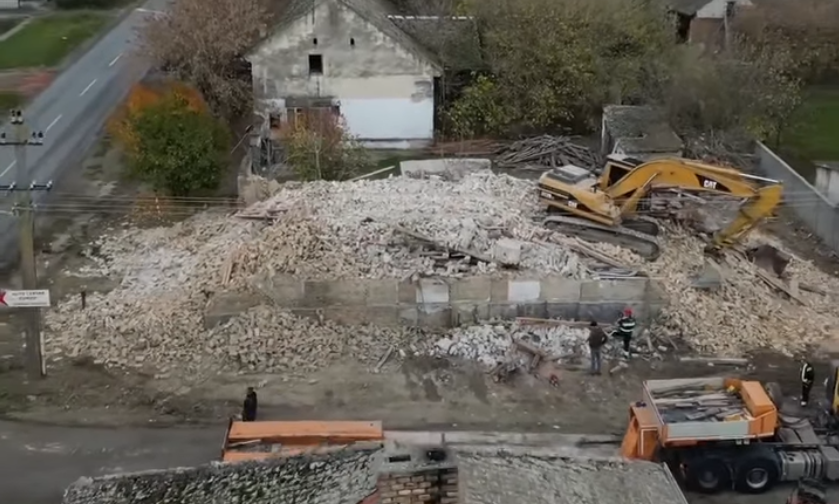 Veszélyeztette a járókelőket, porig rombolták a titeli evangélikus templomot (Videóval)