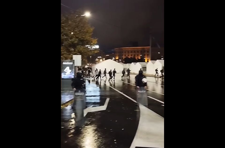 Egymásnak estek Ćacilend sátorlakói (Videó)