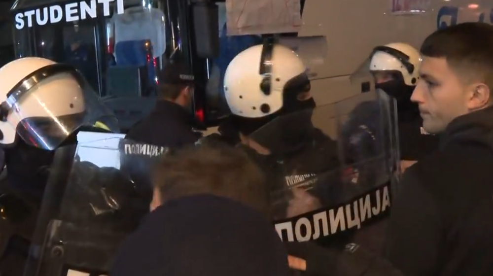 Gyerekeket is vertek a rendőrök Újvidéken