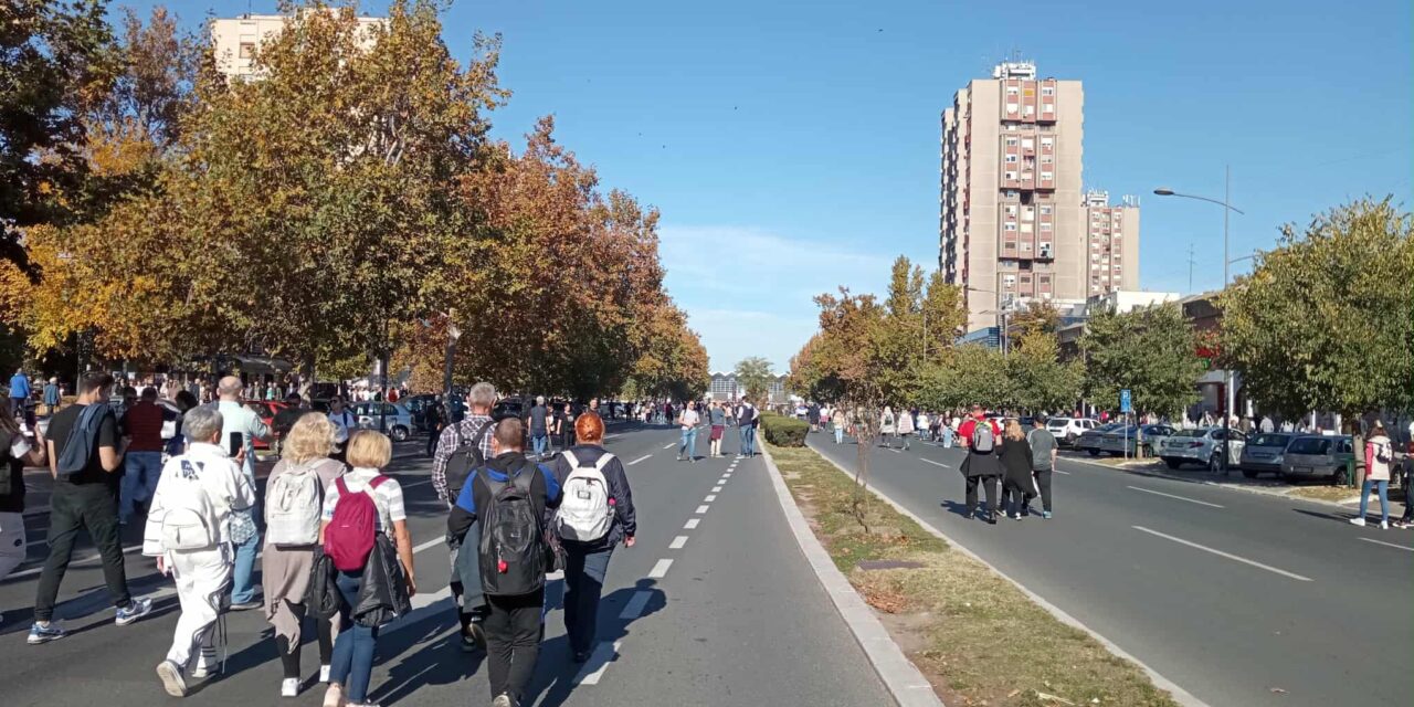 Lezárták a sugárutat, hömpölyög a tömeg a vasútállomás felé (helyszíni tudósítás)