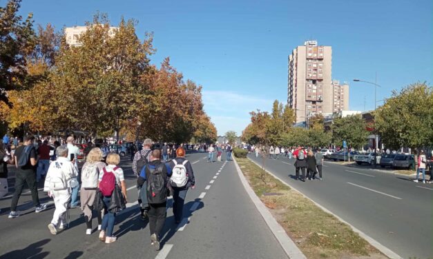 Lezárták a sugárutat, hömpölyög a tömeg a vasútállomás felé (helyszíni tudósítás)
