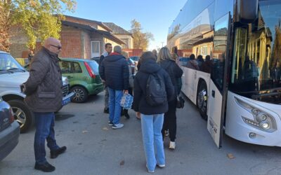 Így buszoztatta a szabadkaiakat Ćacilendbe a Naša Radost igazgatója (fotók+videók)