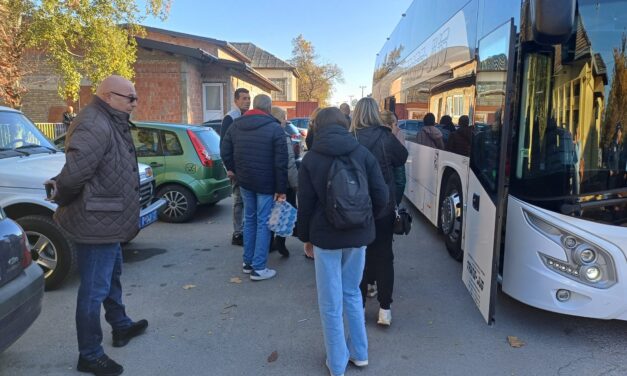 Így buszoztatta a szabadkaiakat Ćacilendbe a Naša Radost igazgatója (fotók+videók)