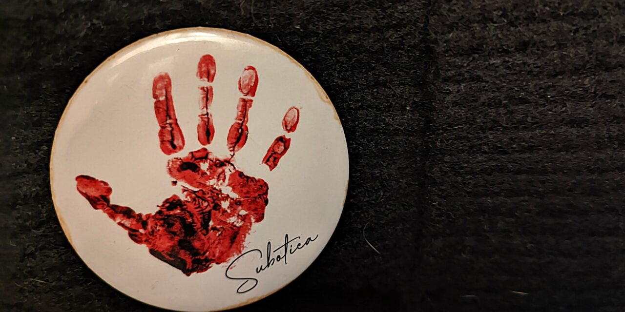 A véres kezet ábrázoló kitűzője miatt kidobták a köztévé operatőrét Vučić sajtótájékoztatójáról