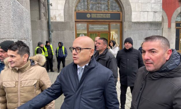 Vučević idiótáknak nevezte azokat, akik küzdenek a Vezérkar épületéért